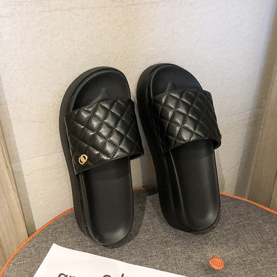 Aktuālās sieviešu čības ar augstām zolēm un metāla apdari