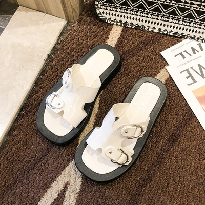 Γυναικείες παντόφλες με επίπεδη σόλα και μεταλλικά στοιχεία