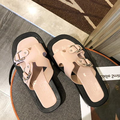 Γυναικείες παντόφλες με επίπεδη σόλα και μεταλλικά στοιχεία