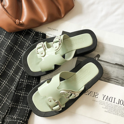 Γυναικείες παντόφλες με επίπεδη σόλα και μεταλλικά στοιχεία