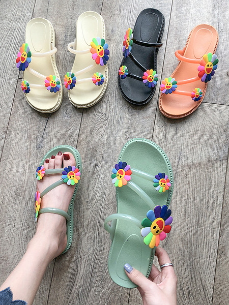 Õhukeste rihmade ja värvilise 3D-dekoratsiooniga vabaaja naiste sussid