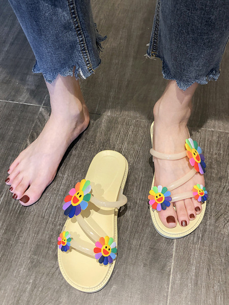 Õhukeste rihmade ja värvilise 3D-dekoratsiooniga vabaaja naiste sussid