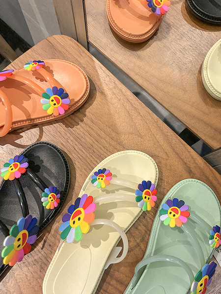 Õhukeste rihmade ja värvilise 3D-dekoratsiooniga vabaaja naiste sussid