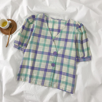 Kockás női ing V-nyakú és rövid ujjú