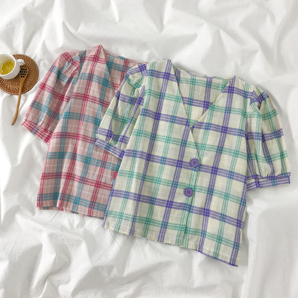 Kockás női ing V-nyakú és rövid ujjú