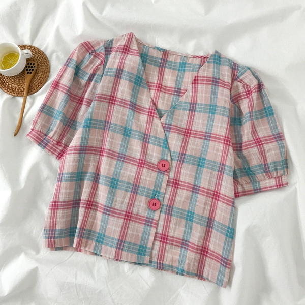 Kockás női ing V-nyakú és rövid ujjú