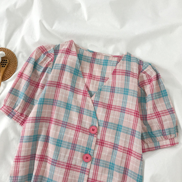 Kockás női ing V-nyakú és rövid ujjú