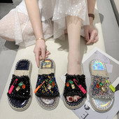 Stílusos női papucs lapos talppal és elemmel - flitterekkel