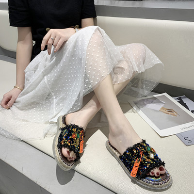 Stílusos női papucs lapos talppal és elemmel - flitterekkel