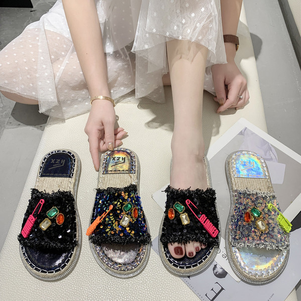 Stílusos női papucs lapos talppal és elemmel - flitterekkel