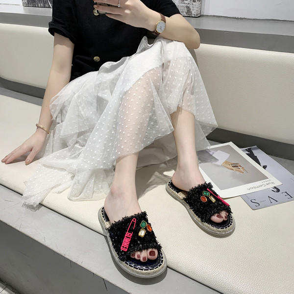 Stílusos női papucs lapos talppal és elemmel - flitterekkel