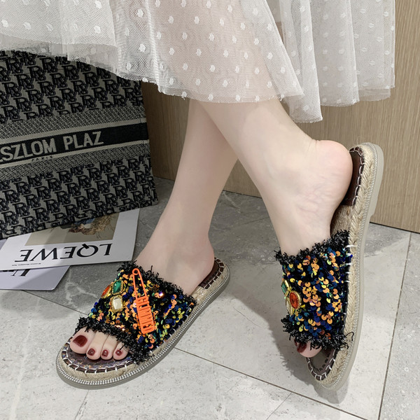 Stílusos női papucs lapos talppal és elemmel - flitterekkel