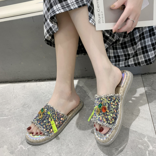 Stílusos női papucs lapos talppal és elemmel - flitterekkel