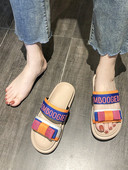 Színes női papucs szalaggal és felirattal