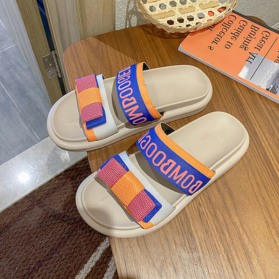 Színes női papucs szalaggal és felirattal