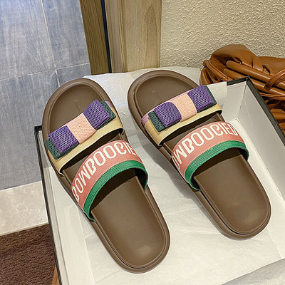 Színes női papucs szalaggal és felirattal