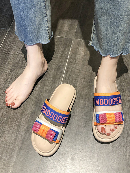 Színes női papucs szalaggal és felirattal