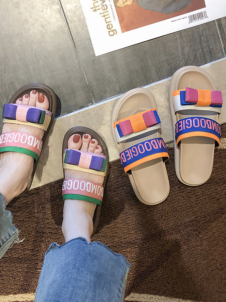 Színes női papucs szalaggal és felirattal