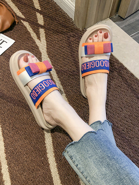 Színes női papucs szalaggal és felirattal