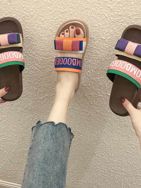 Színes női papucs szalaggal és felirattal