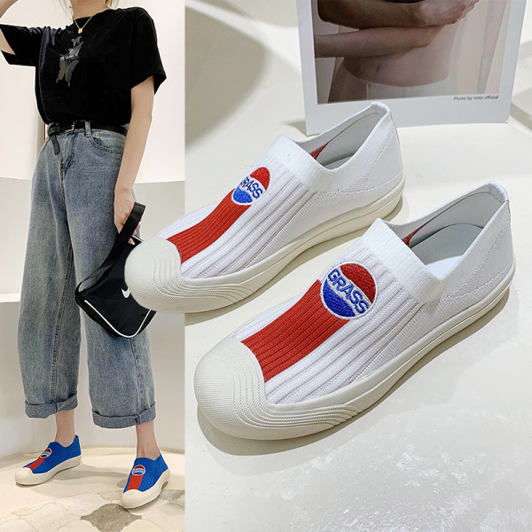 Női alkalmi cipő lapos talppal és hímzéssel