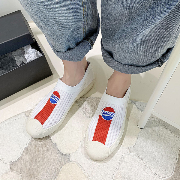 Női alkalmi cipő lapos talppal és hímzéssel