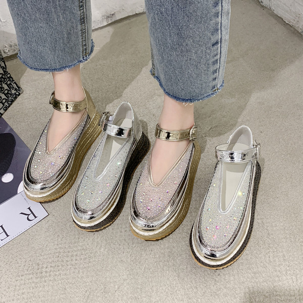 Modern női cipő lapos talppal és bokapánttal