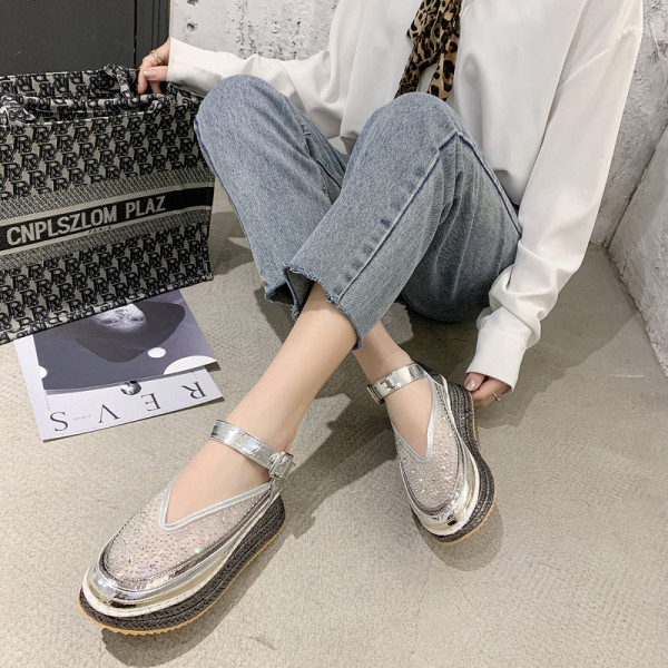 Modern női cipő lapos talppal és bokapánttal