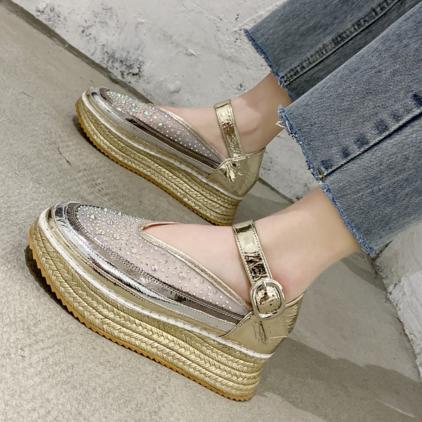 Modern női cipő lapos talppal és bokapánttal