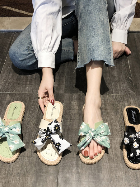 Praegused lameda talla ja värvilise paelaga naiste sussid