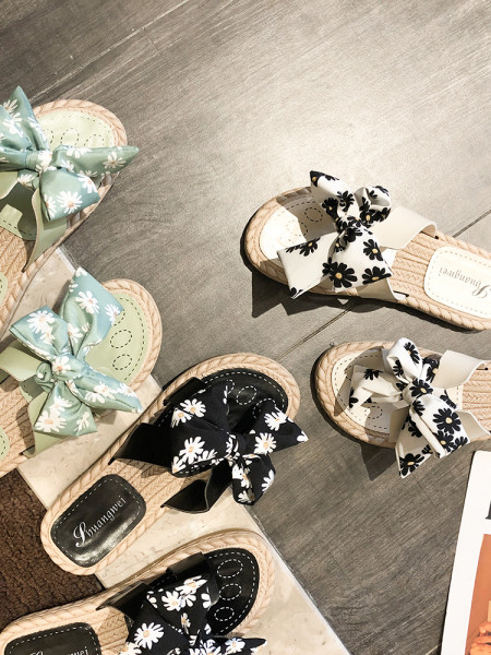 Praegused lameda talla ja värvilise paelaga naiste sussid