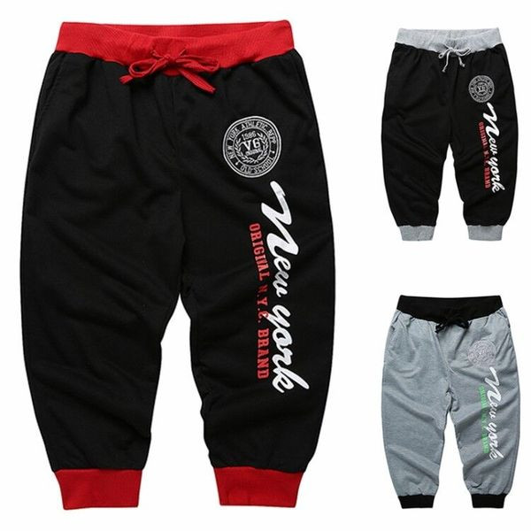 Férfi alkalmi sportnadrág 7/8 hosszúságú feliratokkal