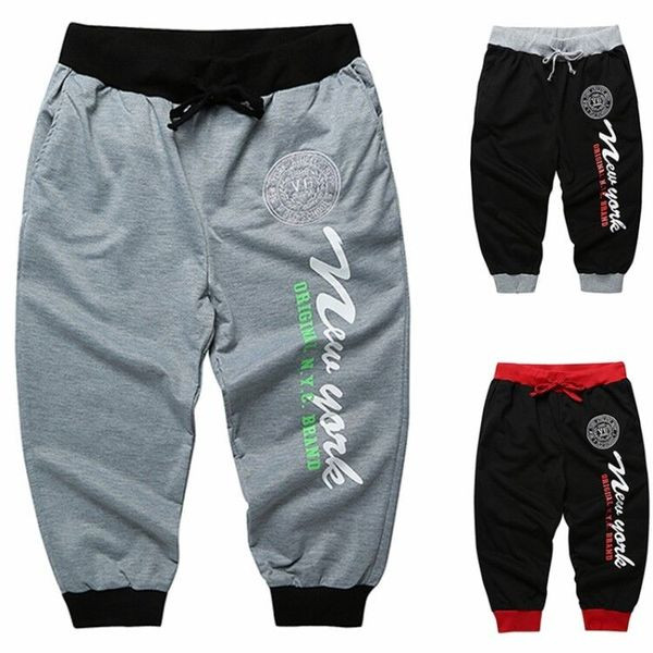 Férfi alkalmi sportnadrág 7/8 hosszúságú feliratokkal