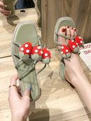 Női papucs lapos talppal és 3D elemekkel