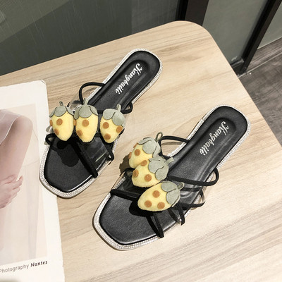 Női papucs lapos talppal és 3D elemekkel