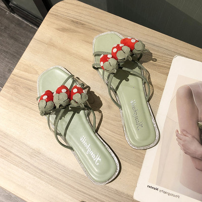 Női papucs lapos talppal és 3D elemekkel