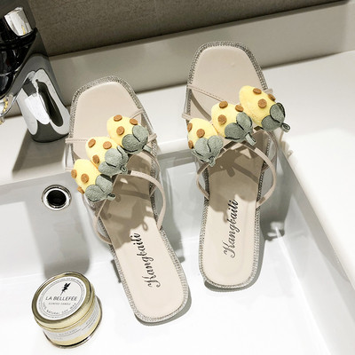 Női papucs lapos talppal és 3D elemekkel