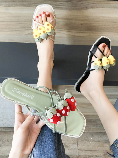 Női papucs lapos talppal és 3D elemekkel