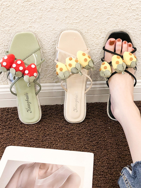 Női papucs lapos talppal és 3D elemekkel