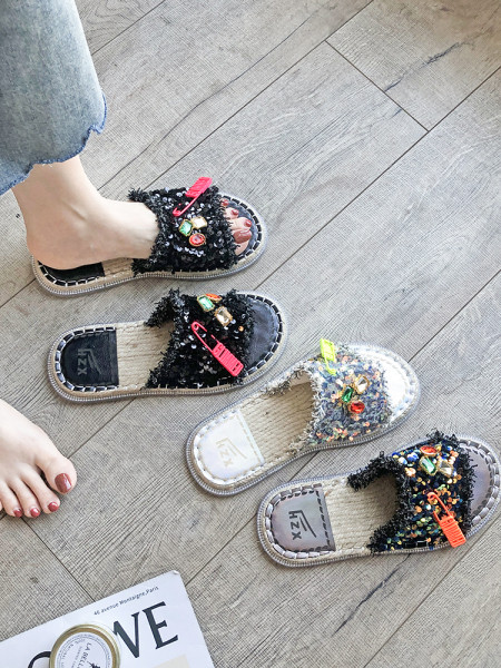 Új modell női papucs flitterekkel és kövekkel