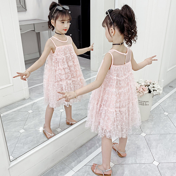 Kivágott gyerekruha tüllel és hímzéssel