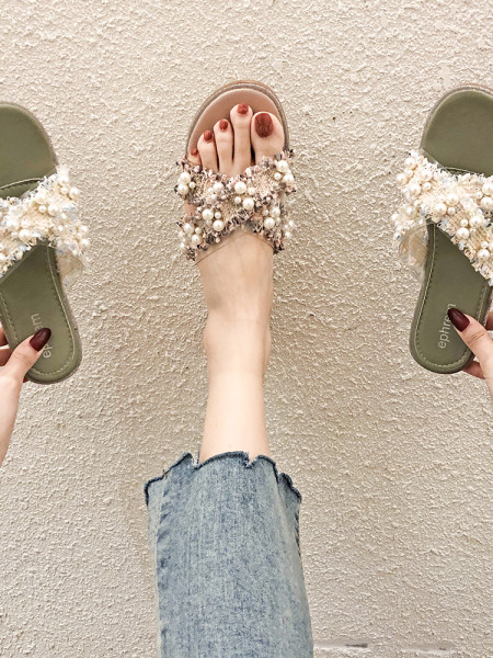 Modern női papucs lapos talppal és gyöngyökkel