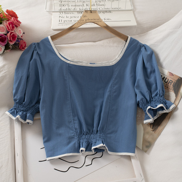 Naiste lühike särk kandilise kaelusega ja laiade varrukatega