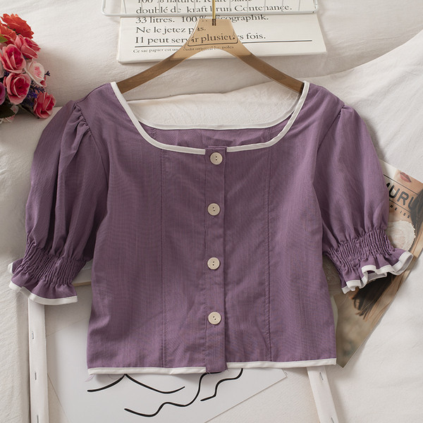 Naiste lühike särk kandilise kaelusega ja laiade varrukatega