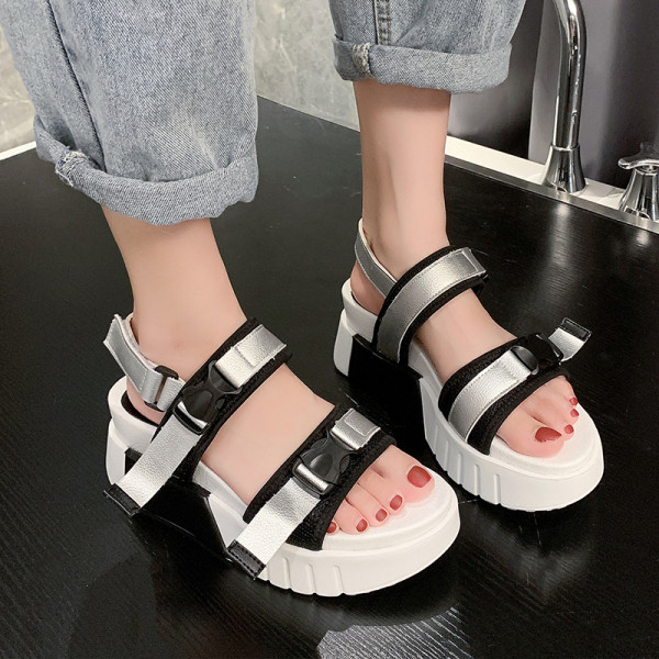 Uus kõrge tallaga naiste sandaalide mudel