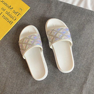 Γυναικείες μοντέρνες παντόφλες με επίπεδη σόλα και πούλιες