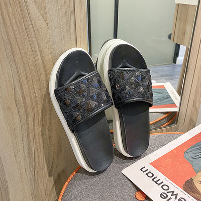 Γυναικείες μοντέρνες παντόφλες με επίπεδη σόλα και πούλιες