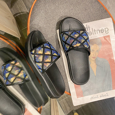 Γυναικείες μοντέρνες παντόφλες με επίπεδη σόλα και πούλιες