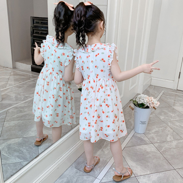 Moodne lühikeste varrukate ja nööpidega lastekleit