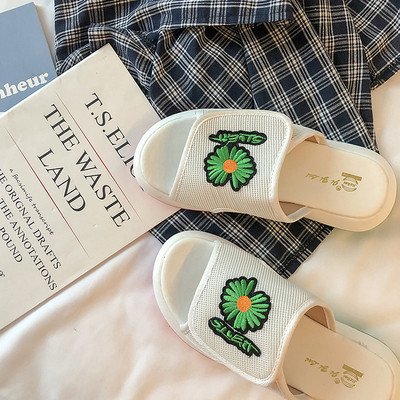 Eko bőrből készült alkalmi női papucs virágos hímzéssel és színes talppal